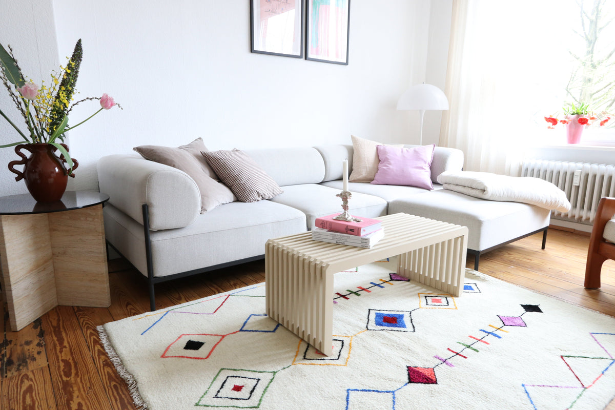 Teppich vor dem Sofa platzieren: 3 Layout-Regeln