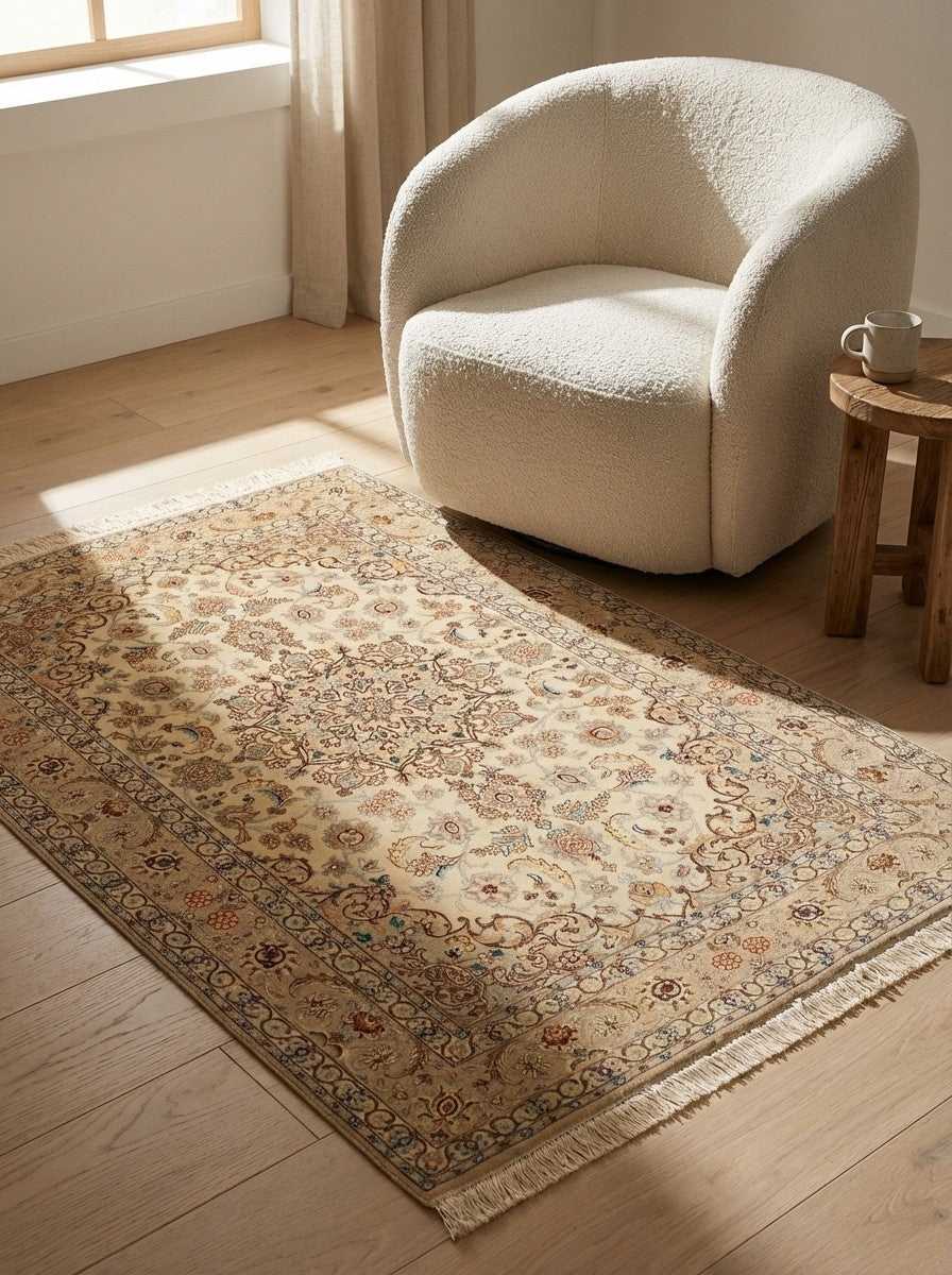 Isfahan — Hand-knotted, 116x160 cm, Beige, 90% Schurwolle, 10% Seide | Detail view