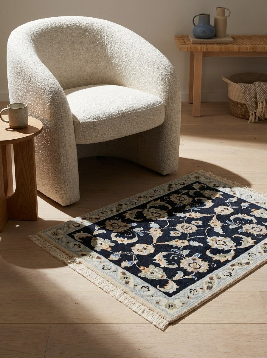 Nain 9La — Hand-knotted, 49x64 cm, Blue, 100% Virgin Wool | Detail view