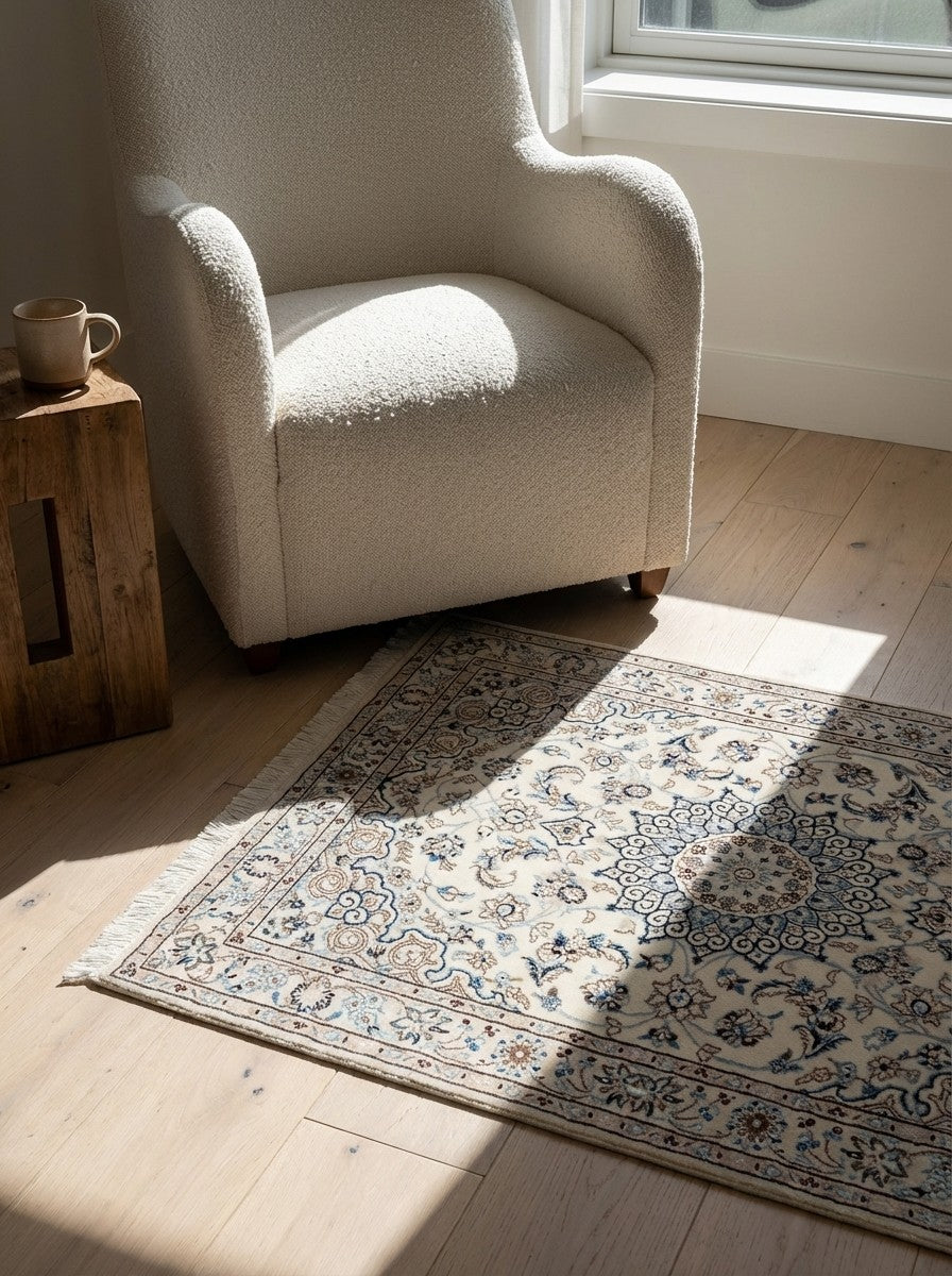 Nain 9La — Hand-knotted, 101x146 cm, Beige, 100% Virgin Wool | Detail view