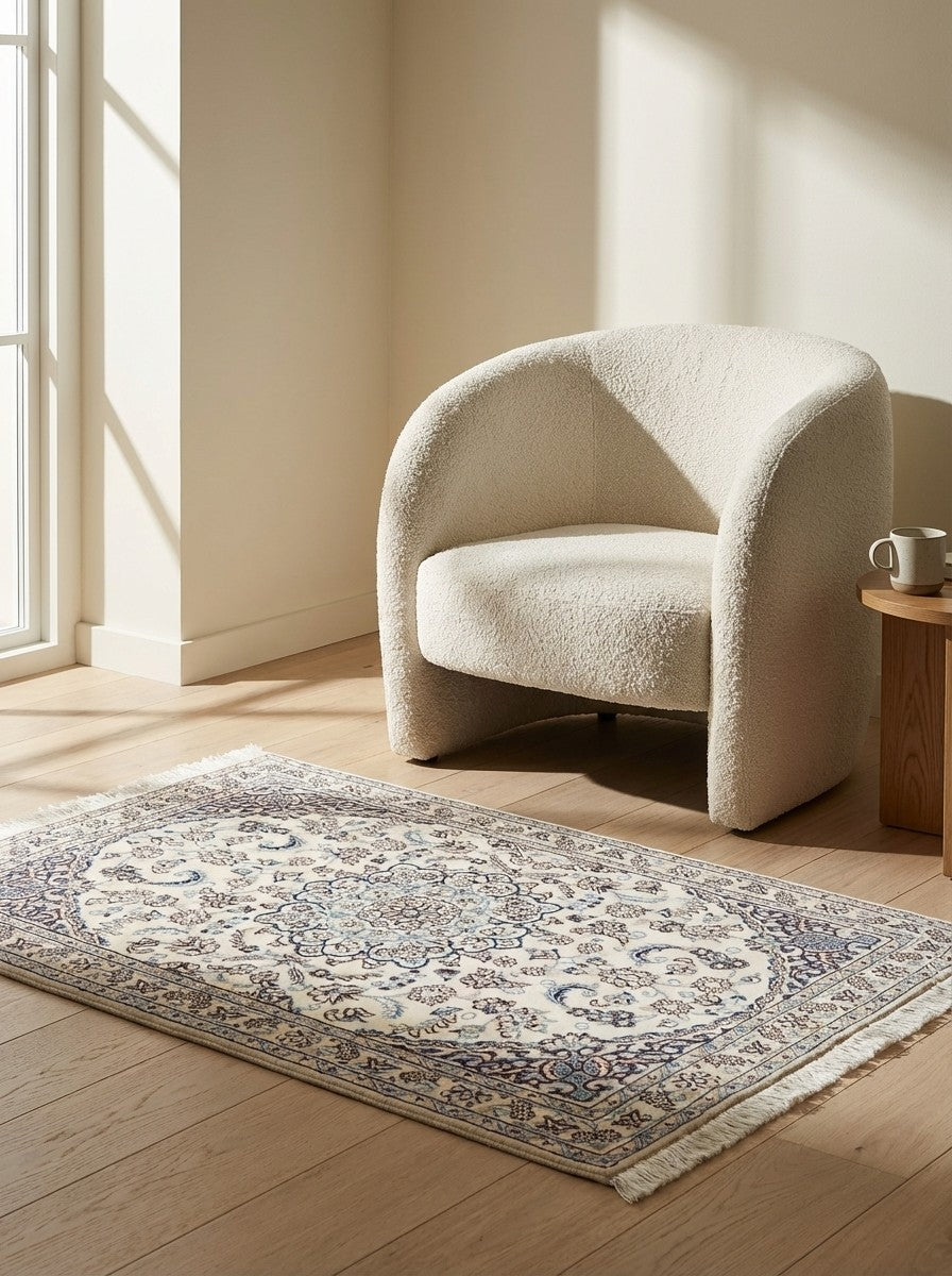 Nain 9La — Hand-knotted, 102x151 cm, Beige, 100% Virgin Wool | Detail view