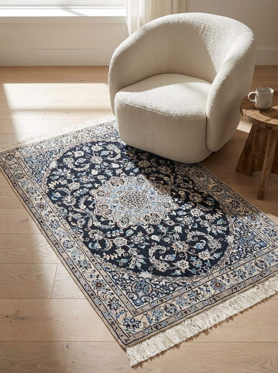 Nain 9La — Hand-knotted, 98x147 cm, Blue, 100% Virgin Wool | Detail view