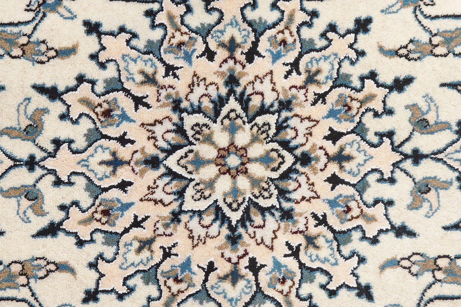 Nain 12La — Hand-knotted, 149x204 cm, Beige, 100% Virgin Wool | View 8