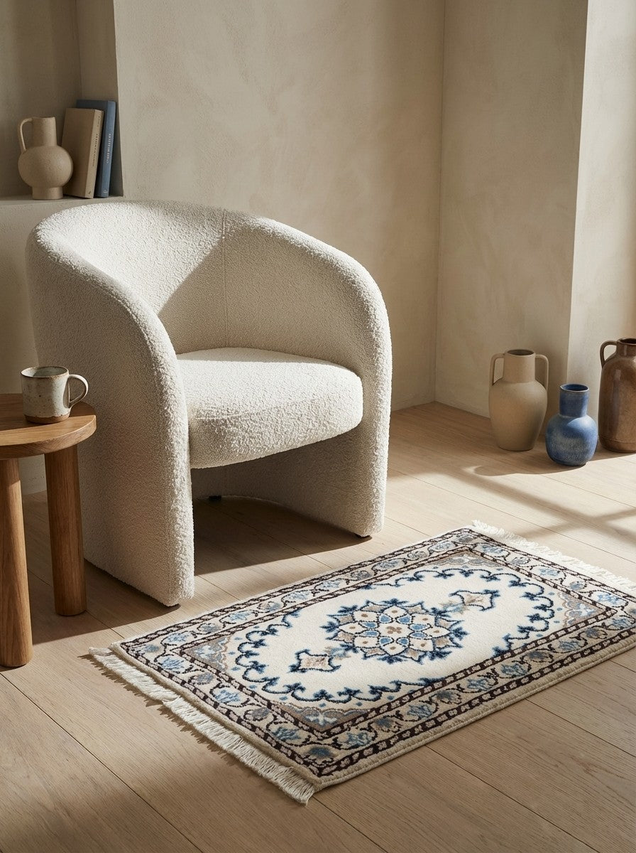 Nain 12La — Hand-knotted, 41x64 cm, Beige, 100% Virgin Wool | Detail view