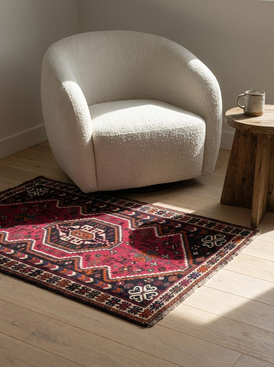 Gashgai — Hand-knotted, 123x159 cm, Red, 100% Virgin Wool | Detail view