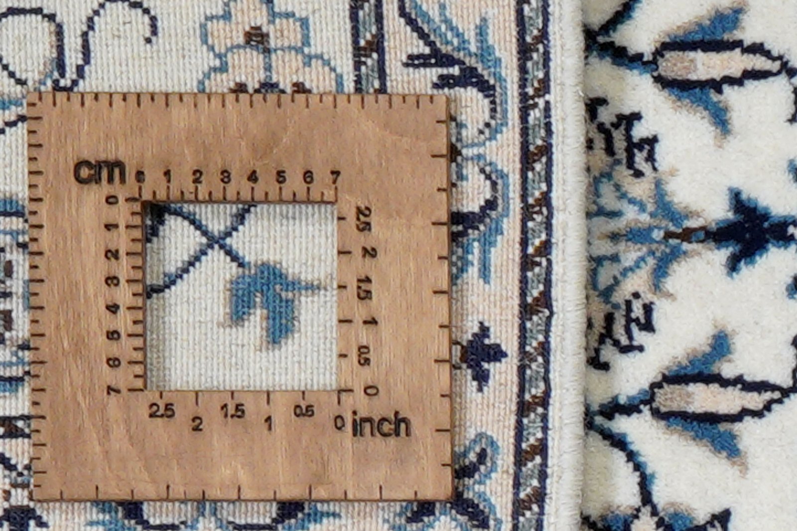 Nain 12La — Hand-knotted, 68x133 cm, Beige, 100% Virgin Wool | View 8
