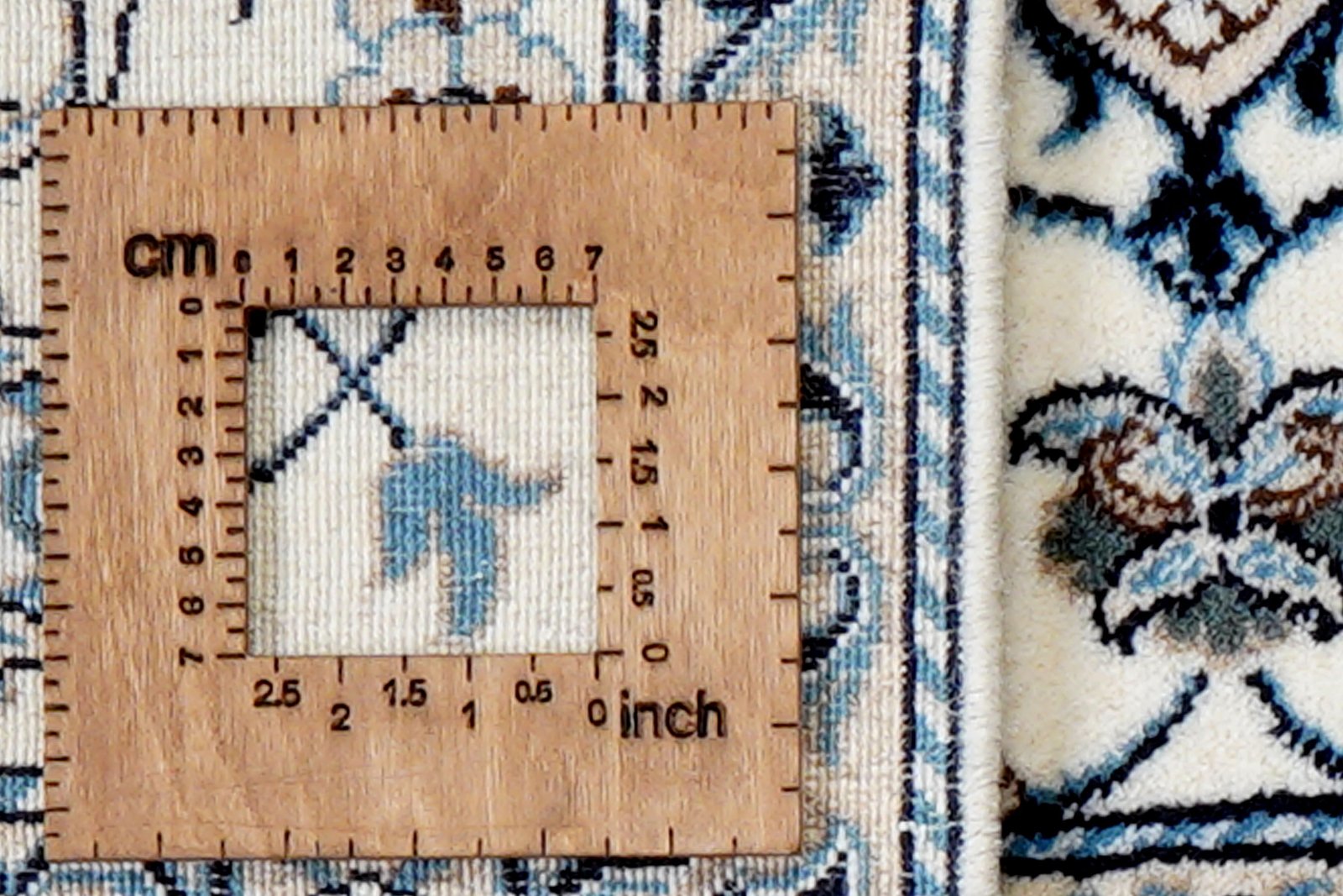 Nain 12La — Hand-knotted, 66x135 cm, Beige, 100% Virgin Wool | View 8