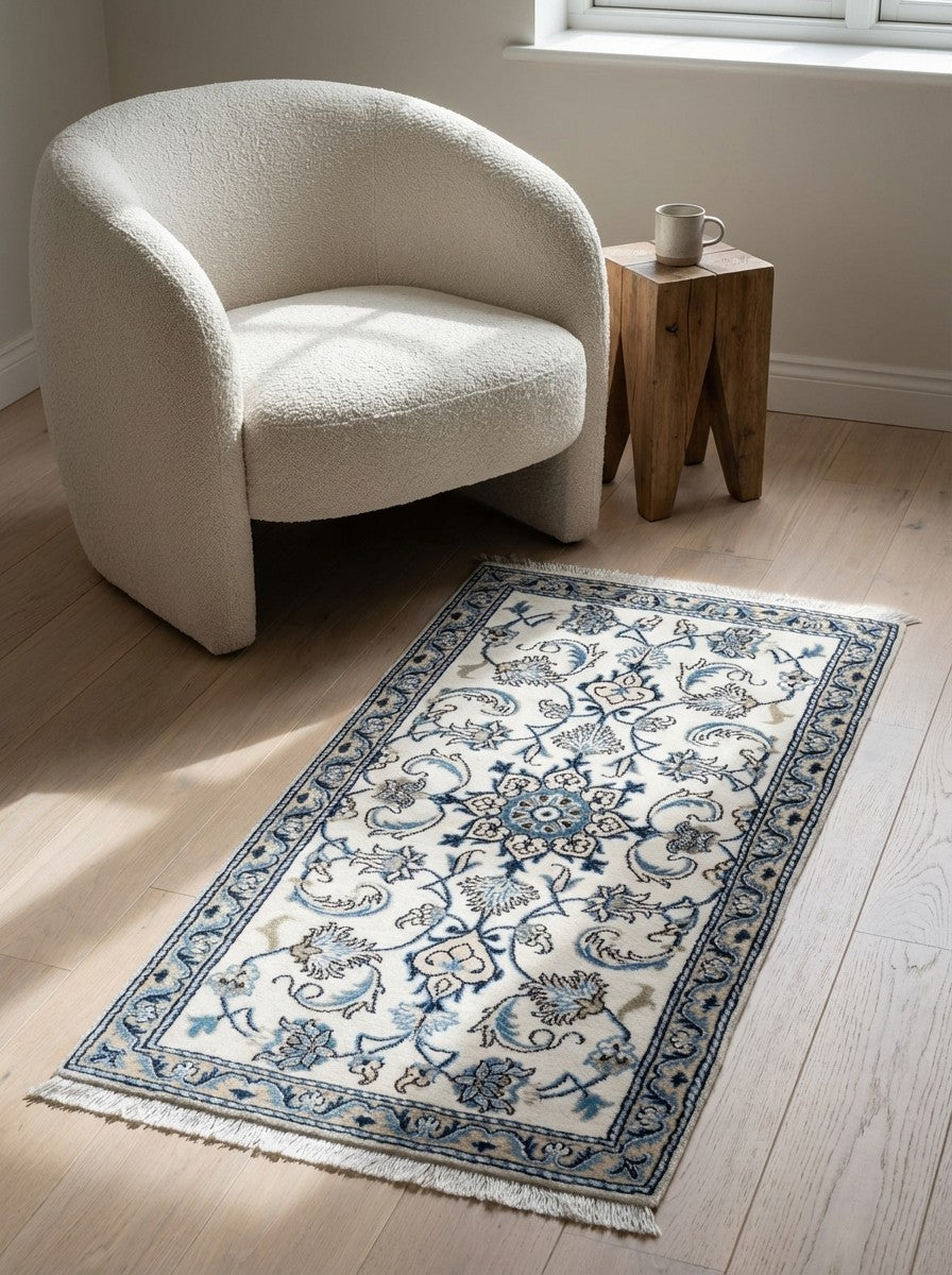 Nain 12La — Hand-knotted, 68x138 cm, Beige, 100% Virgin Wool | Detail view