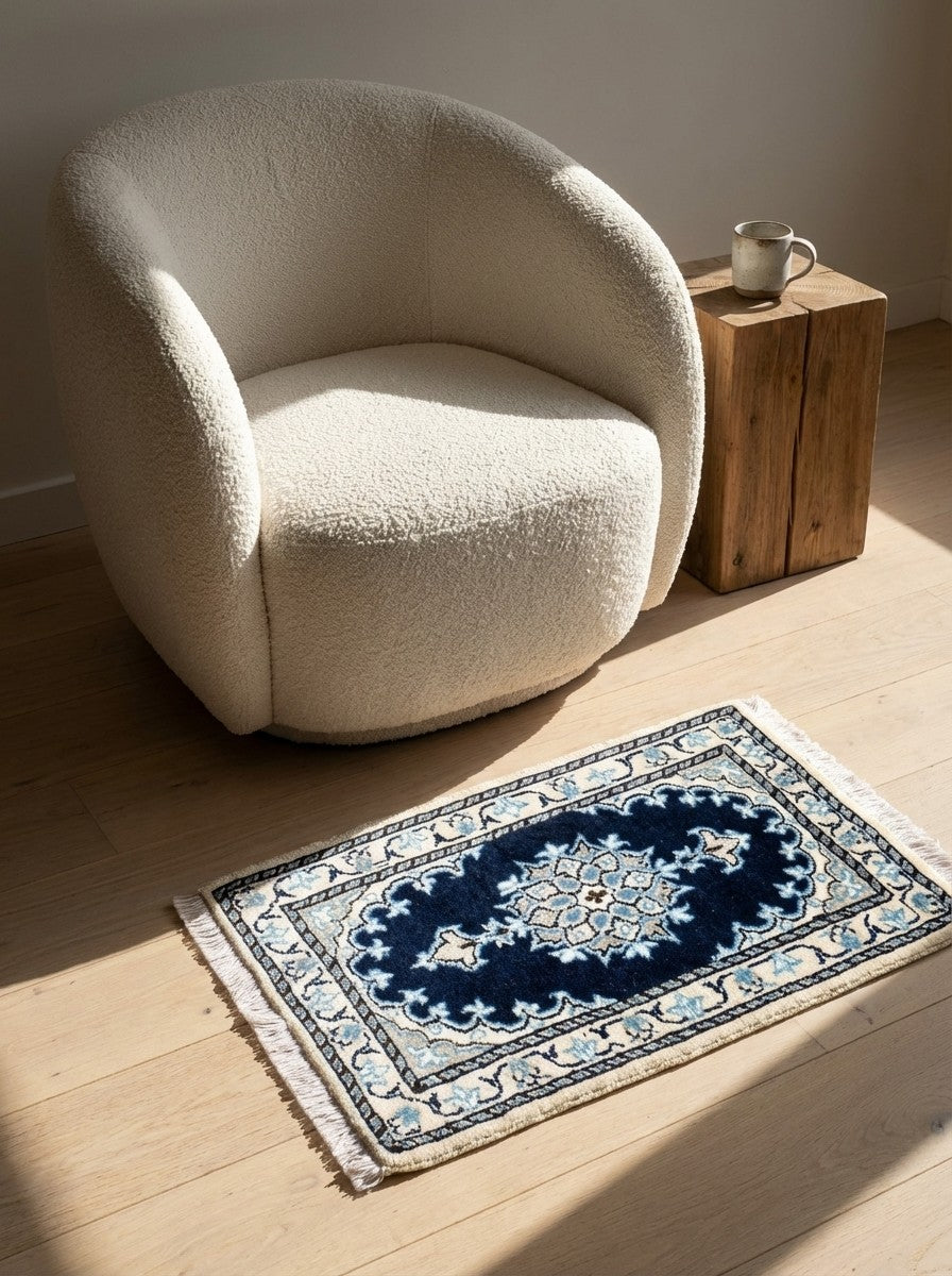 Nain 12La — Hand-knotted, 39x60 cm, Blue, 100% Virgin Wool | Detail view