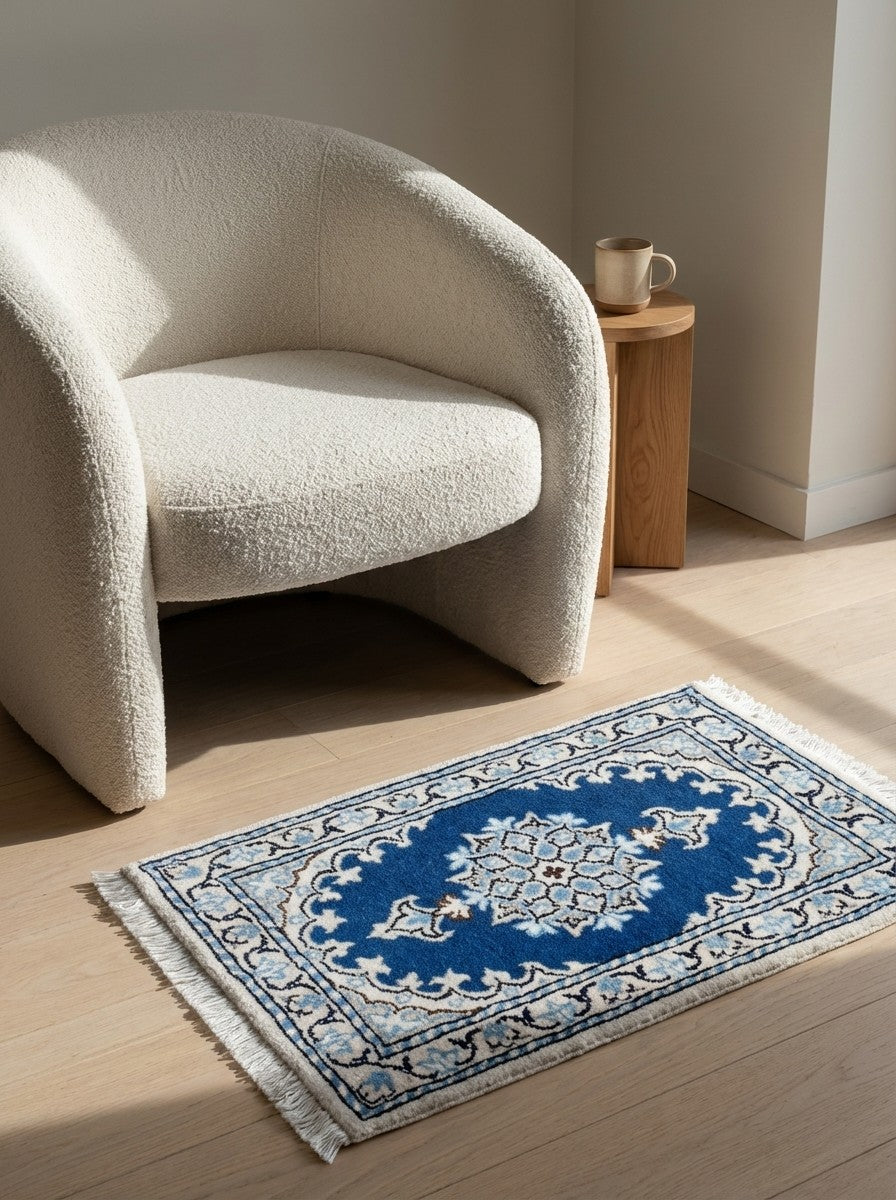 Nain 12La — Hand-knotted, 40x56 cm, Blue, 100% Virgin Wool | Detail view