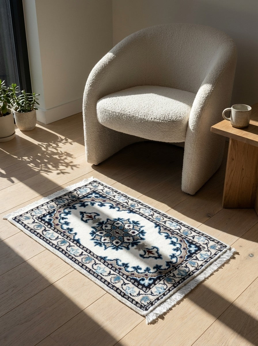 Nain 12La — Hand-knotted, 38x60 cm, Beige, 100% Virgin Wool | Detail view