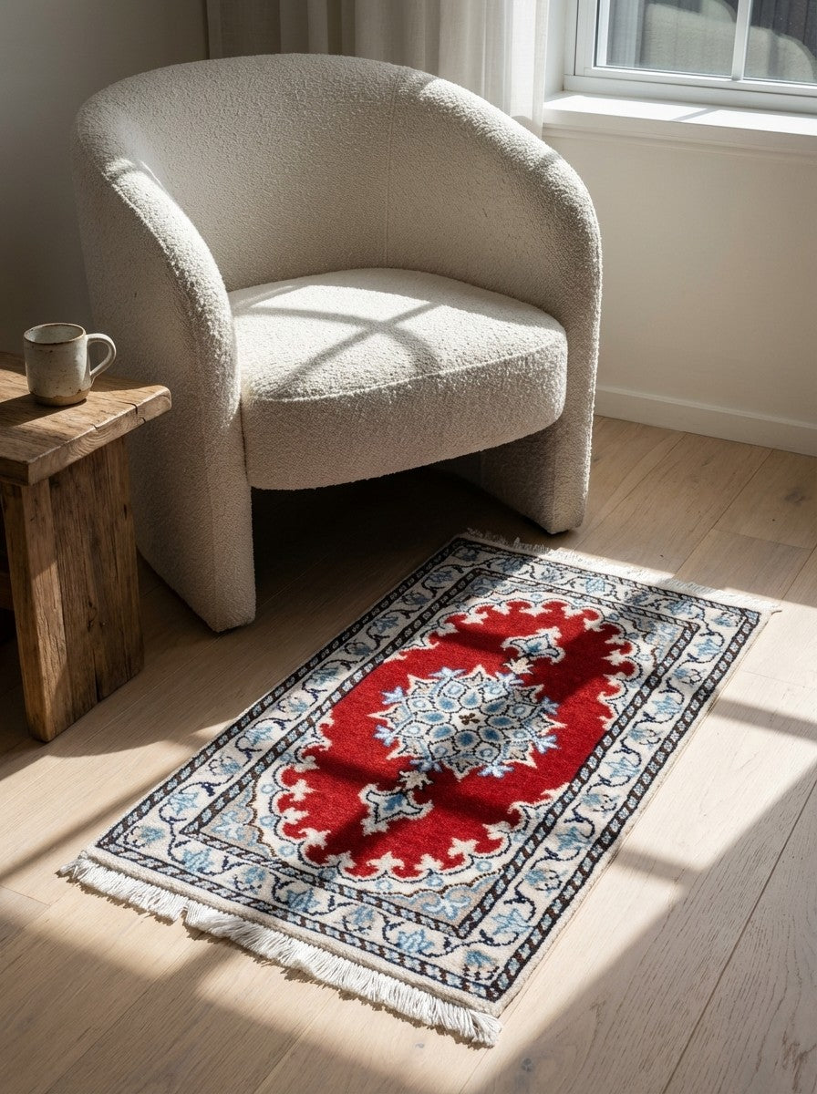 Nain 12La — Hand-knotted, 37x62 cm, Red, 100% Virgin Wool | Detail view
