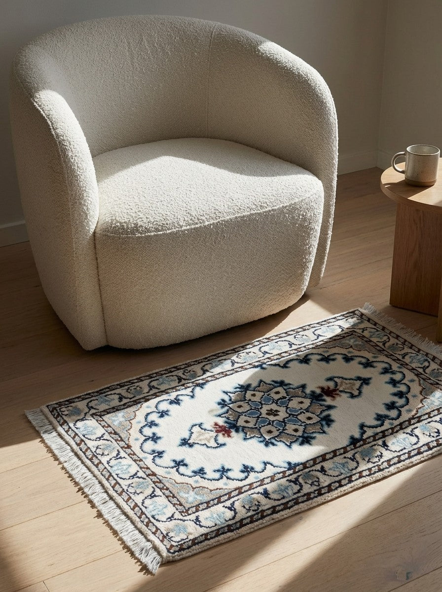 Nain 12La — Hand-knotted, 39x62 cm, Beige, 100% Virgin Wool | Detail view