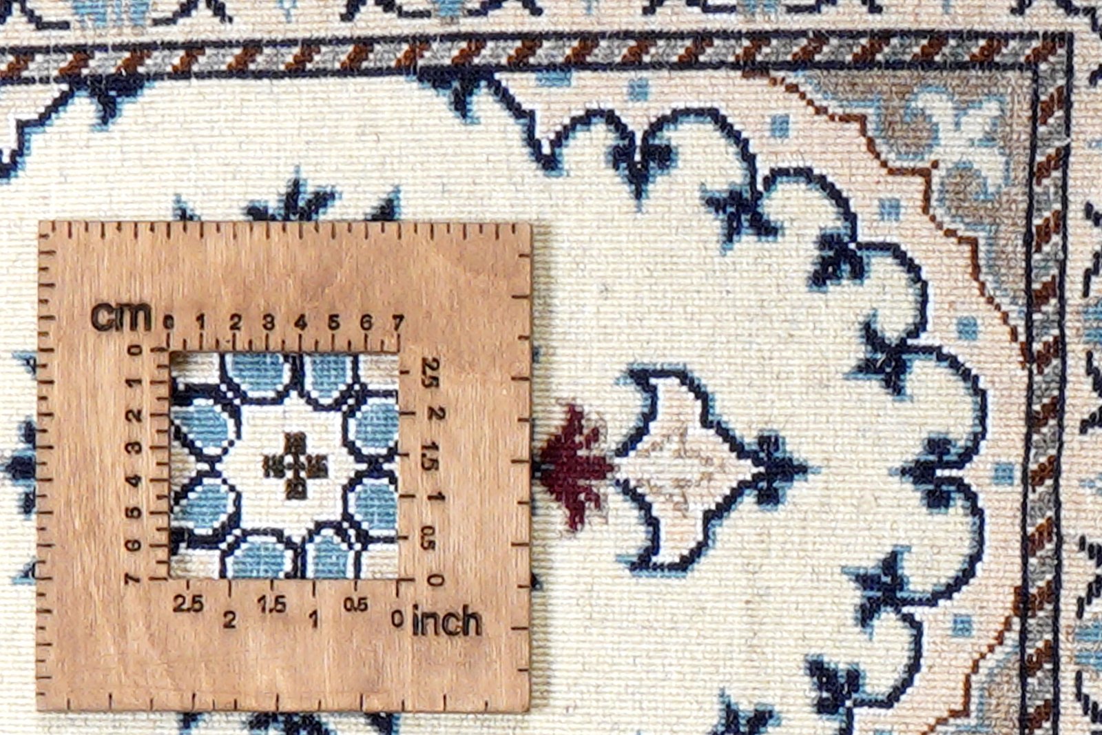 Nain 12La — Hand-knotted, 39x62 cm, Beige, 100% Virgin Wool | View 8