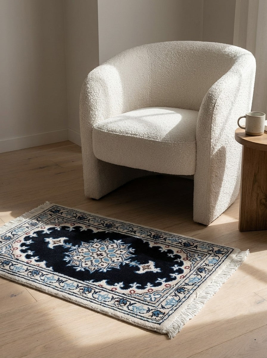 Nain 12La — Hand-knotted, 39x56 cm, Blue, 100% Virgin Wool | Detail view