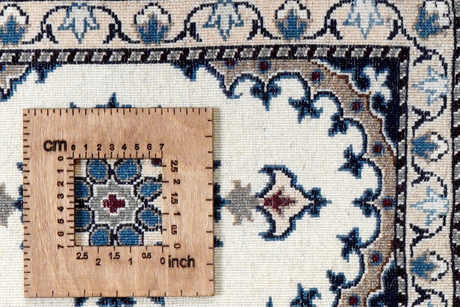 Nain 12La — Hand-knotted, 37x59 cm, Multicolor, 100% Virgin Wool | View 8