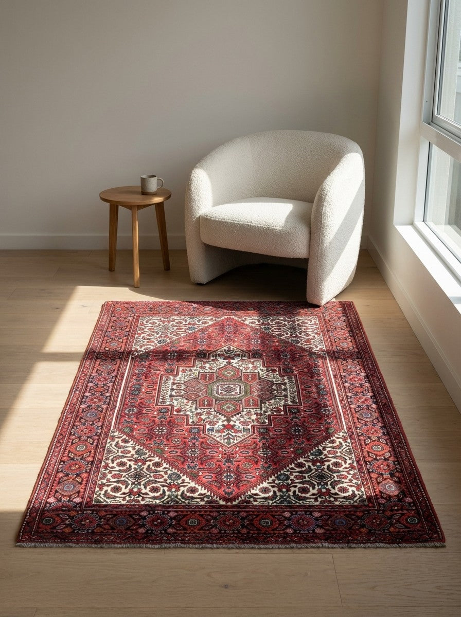Goltuk — Hand-knotted, 98x147 cm, Red, 100% Virgin Wool | Detail view