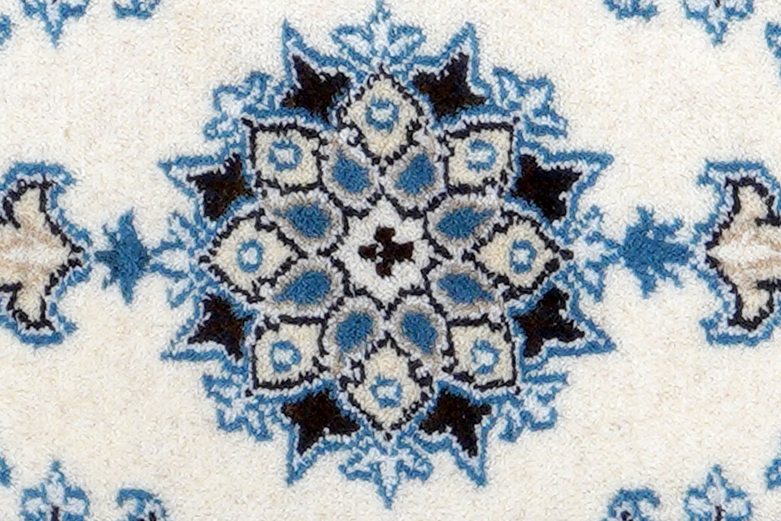 Nain 12La — Hand-knotted, 39x62 cm, Beige, 100% Virgin Wool | View 6