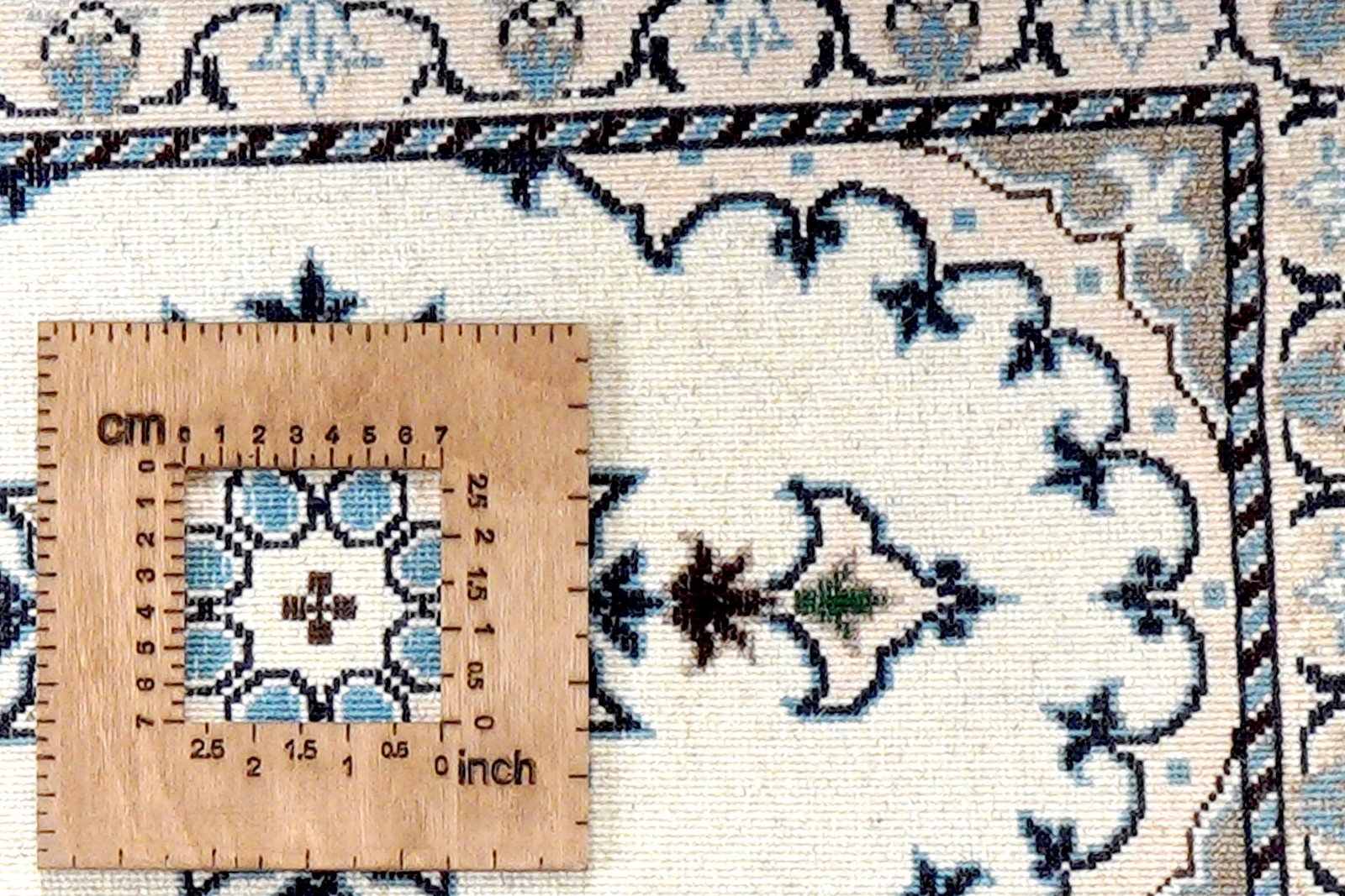 Nain 12La — Hand-knotted, 38x67 cm, Beige, 100% Virgin Wool | View 8