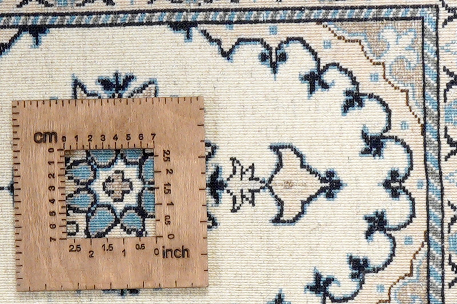 Nain 12La — Hand-knotted, 39x63 cm, Beige, 100% Virgin Wool | View 8