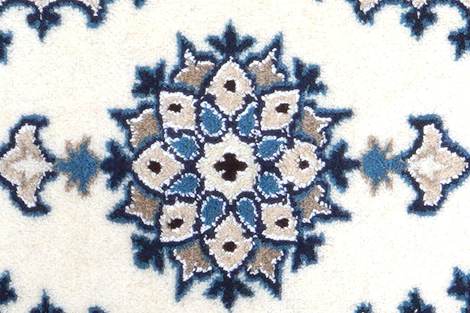 Nain 12La — Hand-knotted, 39x62 cm, Beige, 100% Virgin Wool | View 6