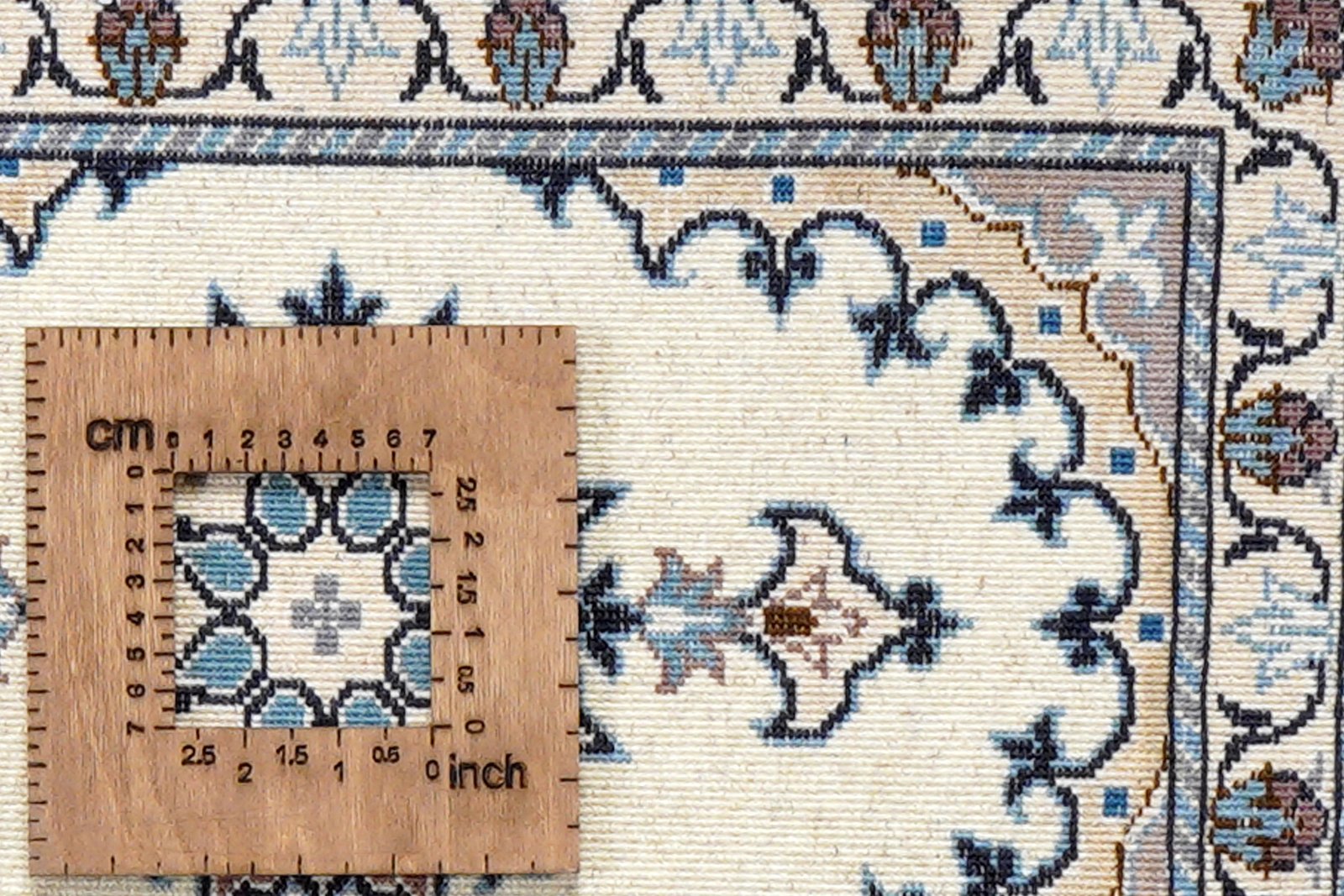 Nain 12La — Hand-knotted, 40x59 cm, Multicolor, 100% Virgin Wool | View 8