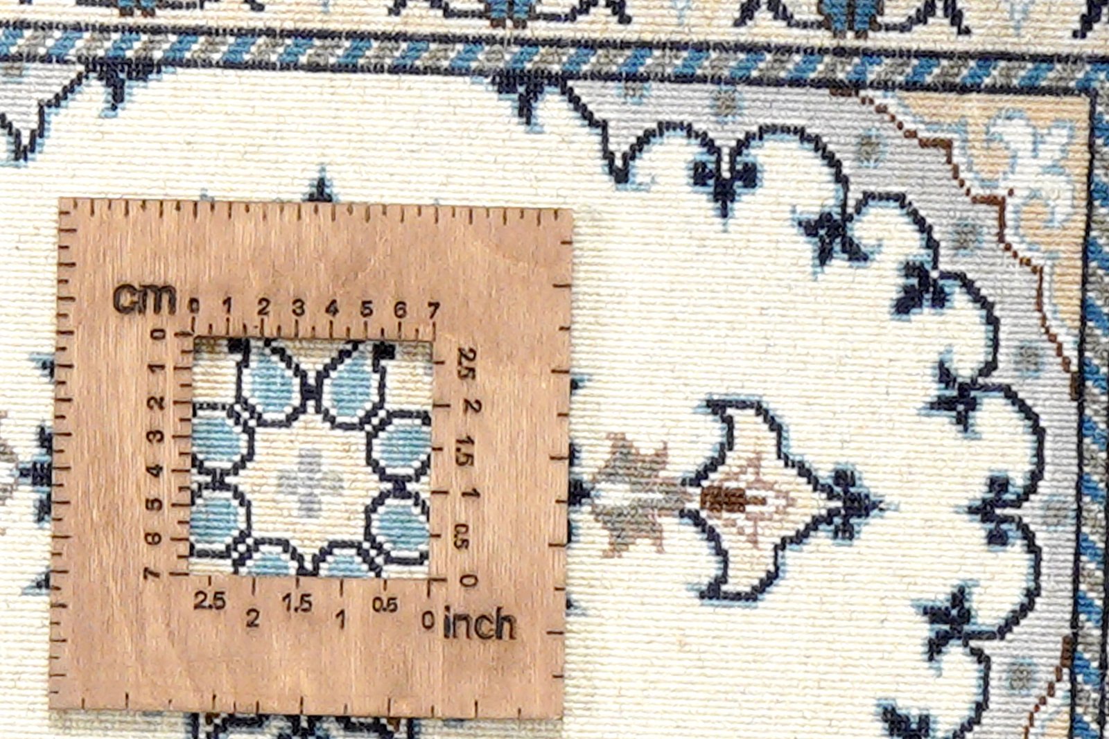 Nain 12La — Hand-knotted, 39x58 cm, Beige, 100% Virgin Wool | View 8