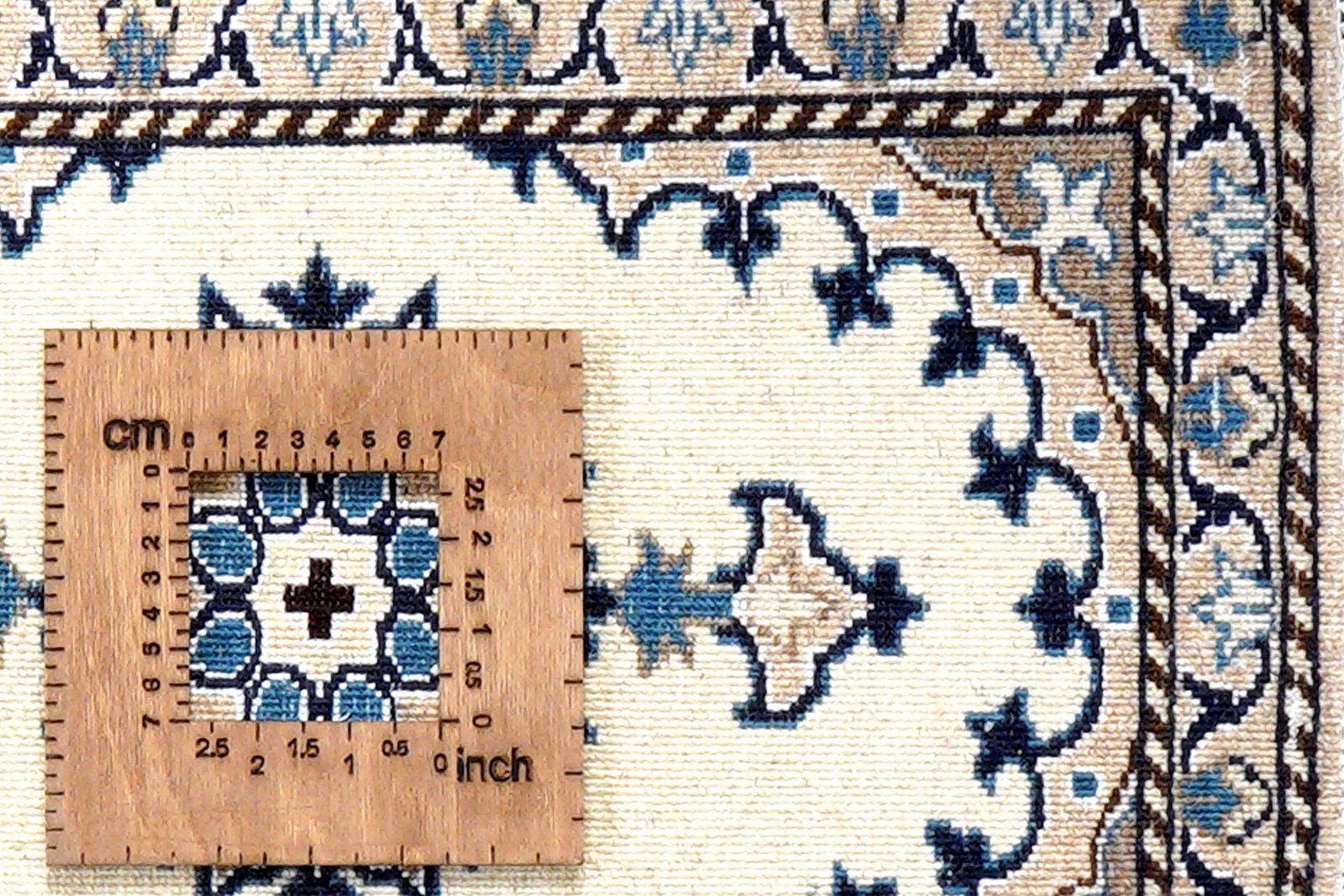 Nain 12La — Hand-knotted, 39x58 cm, Beige, 100% Virgin Wool | View 8