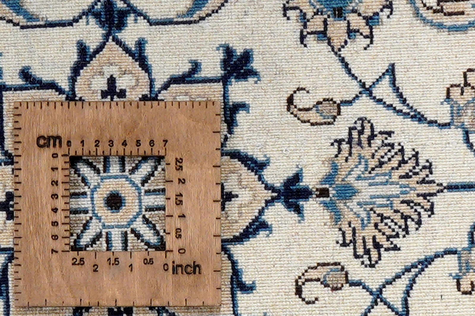 Nain 12La — Hand-knotted, 73x140 cm, Beige, 100% Virgin Wool | View 8