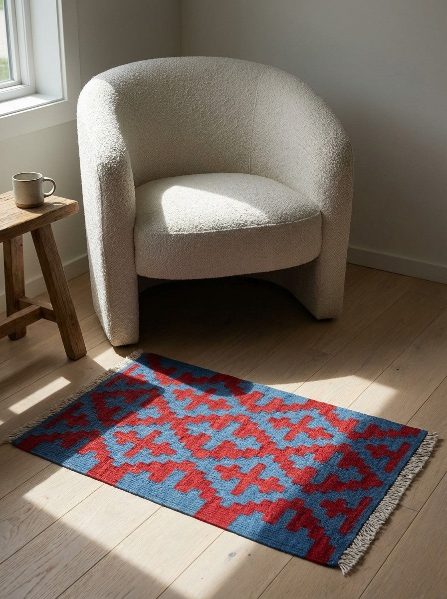 Kelim Gashgai — Handmade, 41x60 cm, Red, 100% Virgin Wool | Detail view