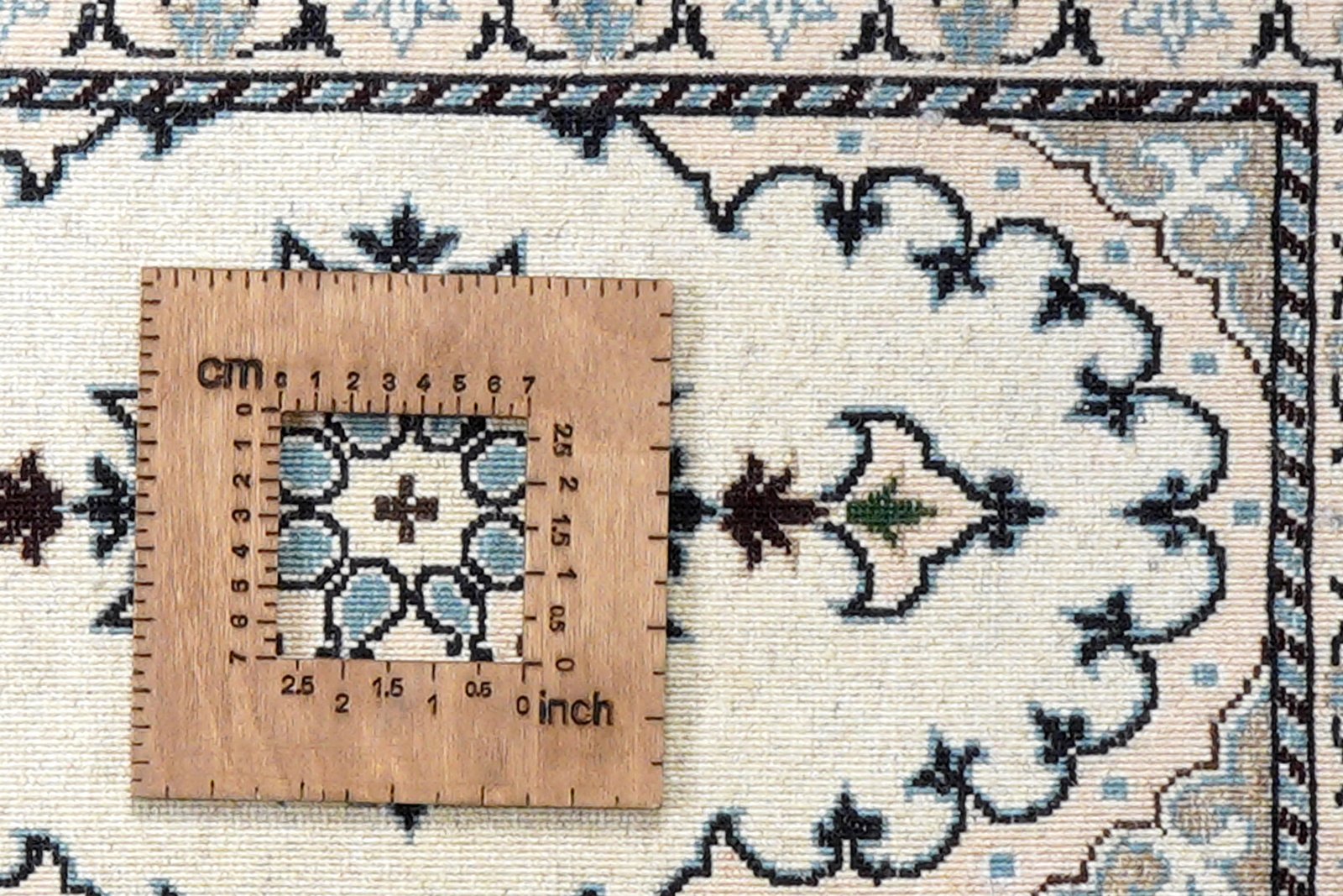 Nain 12La — Hand-knotted, 38x65 cm, Beige, 100% Virgin Wool | View 8