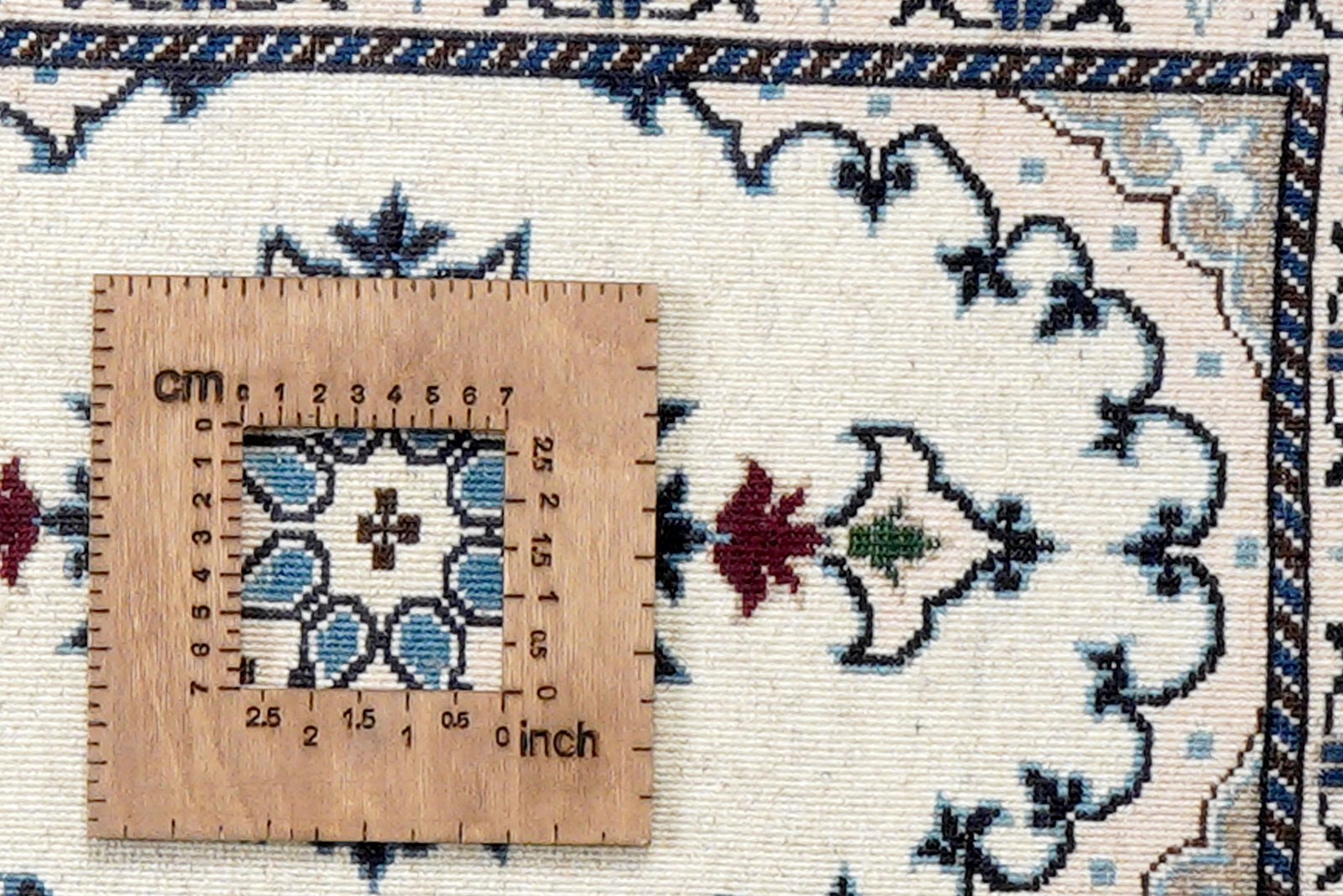 Nain 12La — Hand-knotted, 39x64 cm, Beige, 100% Virgin Wool | View 8
