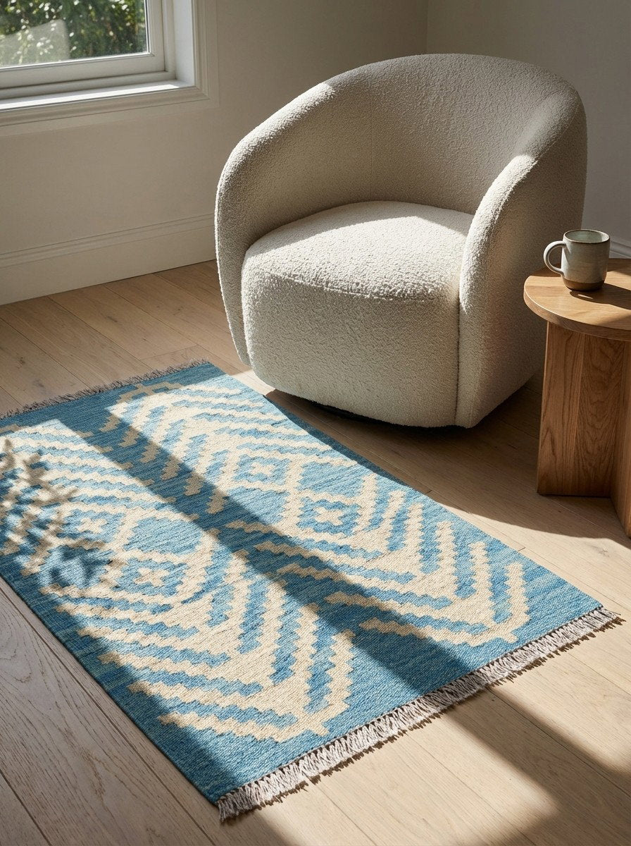 Kelim Gashgai — Handgefertigt, 91x63 cm, Blau, 100% Virgin Wool | Detail view