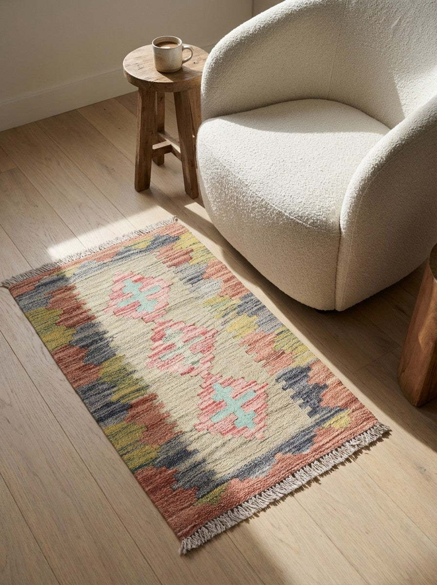 Kelim Gashgai — Handmade, 43x65 cm, Beige, 100% Virgin Wool | Detail view