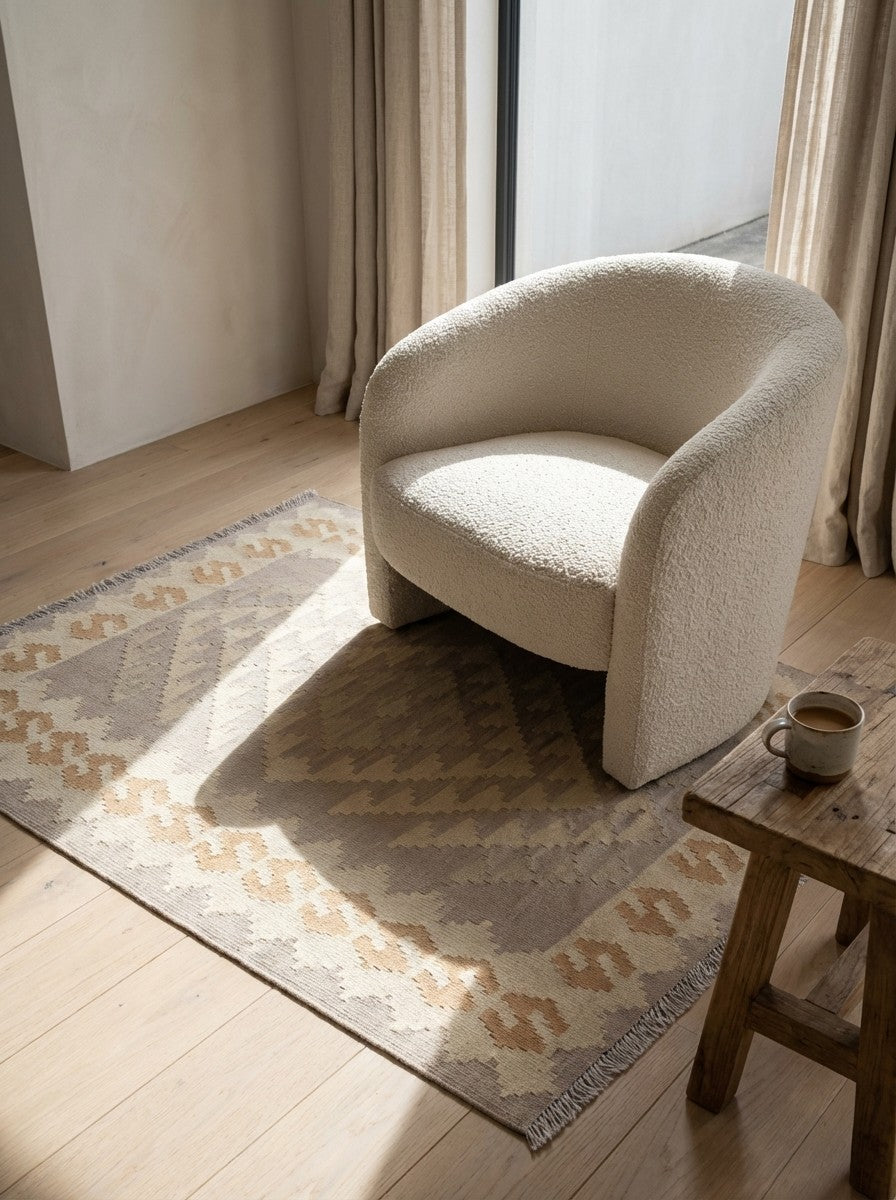 Kelim Gashgai — Handmade, 104x147 cm, Grey, 100% Virgin Wool | Detail view