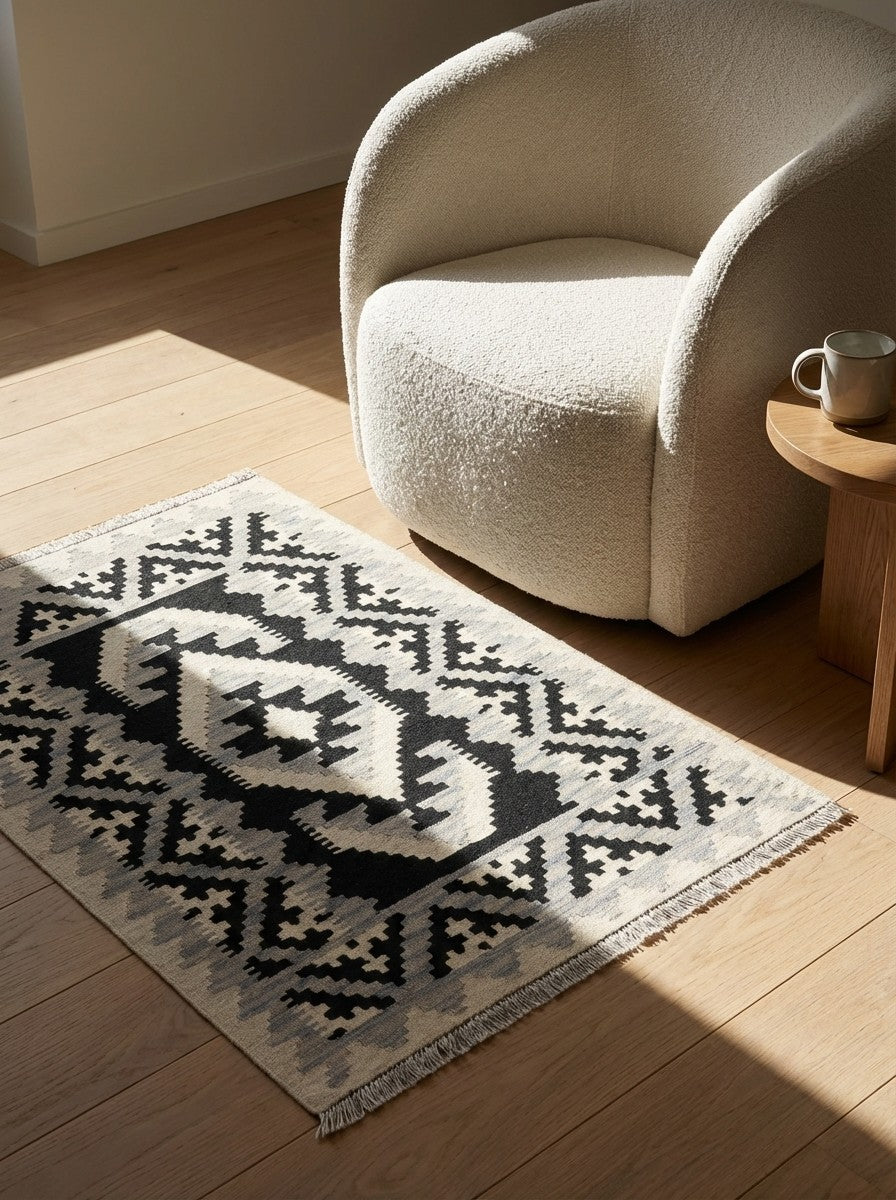 Kelim Gashgai — Handmade, 102x147 cm, Beige, 100% Virgin Wool | Detail view