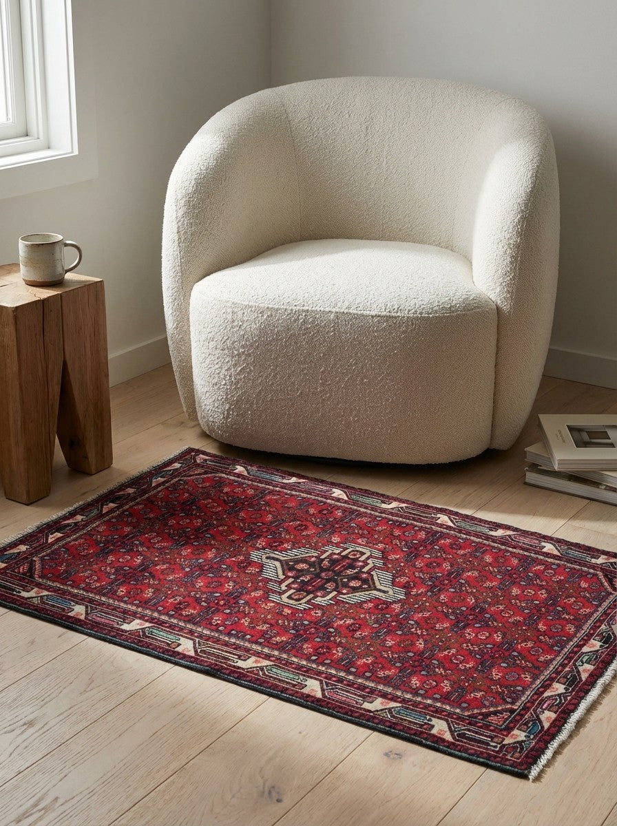Assadabad — Hand-knotted, 100x153 cm, Red, 100% Virgin Wool | Detail view