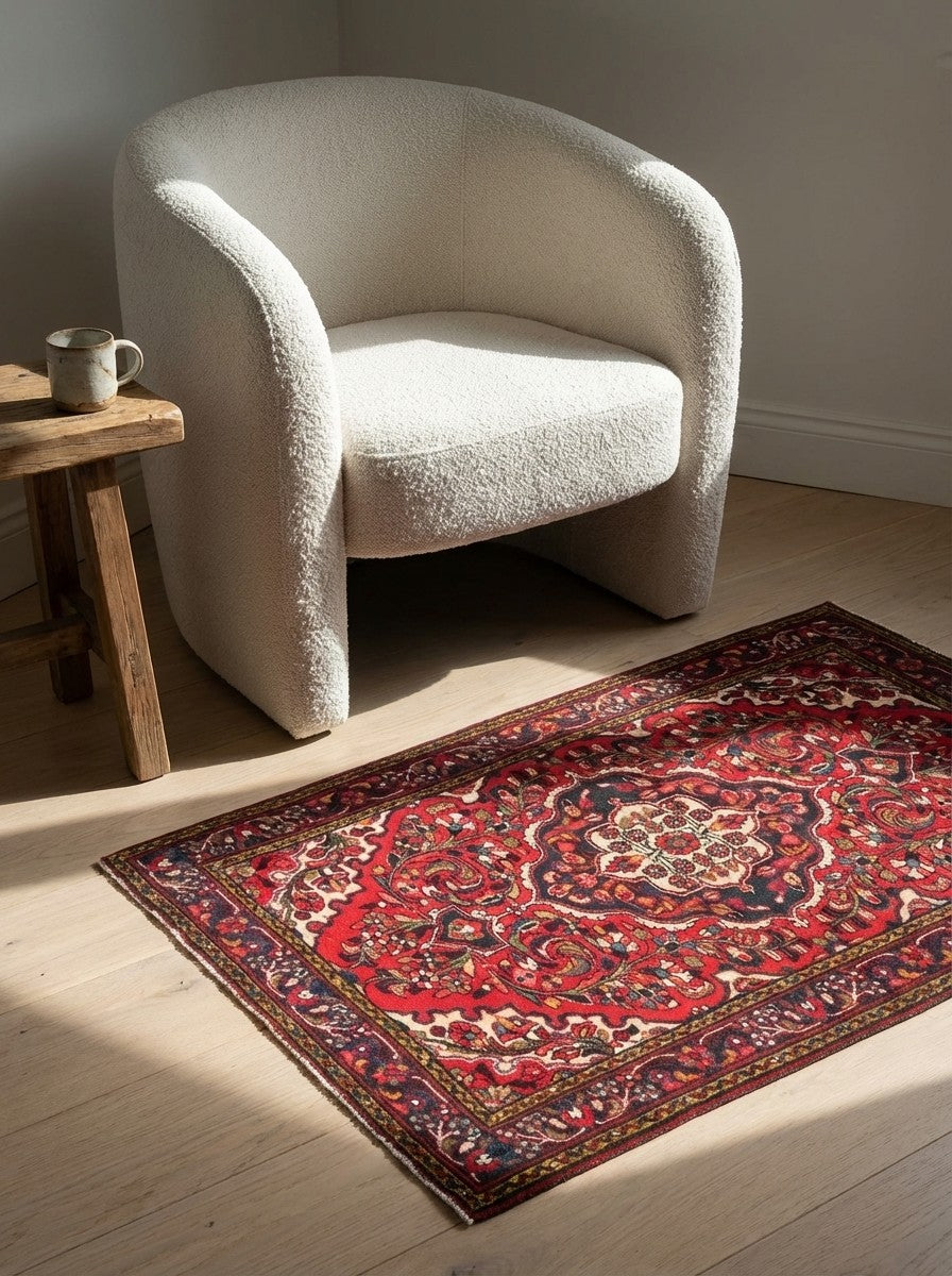 Bourtchalou — Hand-knotted, 110x156 cm, Red, 100% Virgin Wool | Detail view