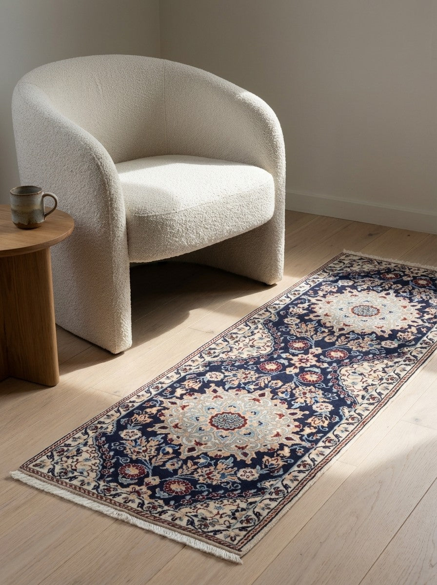 Nain 9La — Hand-knotted, 48x147 cm, Blue, 100% Virgin Wool | Detail view
