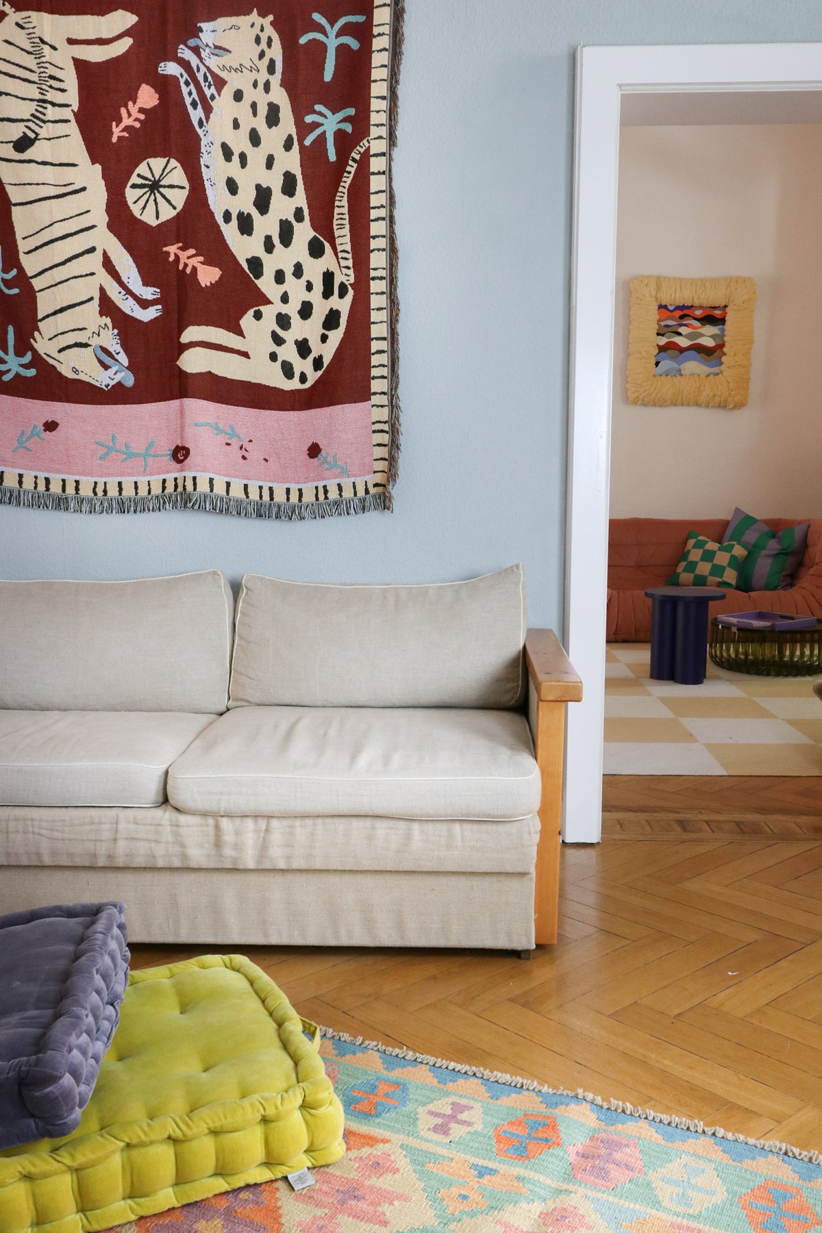 Teppich vor dem Sofa platzieren: 3 Layout-Regeln