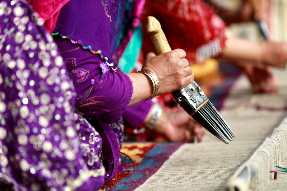 Frauen am Webstuhl: Die wahren Künstlerinnen hinter den Tribal-Teppichen