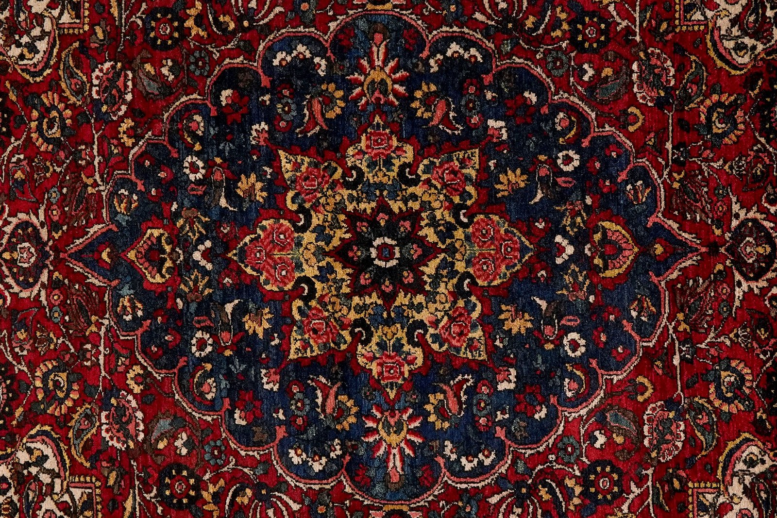 Bakhtiar — Hand-knotted, 137x200 cm, Red, 100% Virgin Wool | View 4