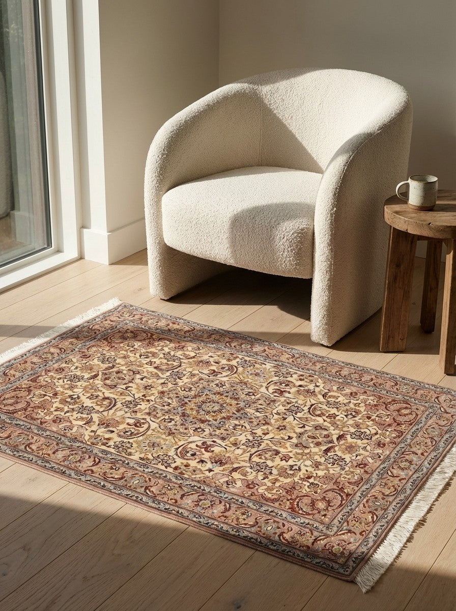 Isfahan — Hand-knotted, 104x158 cm, Beige, 95% Schurwolle, 5% Seide | Detail view