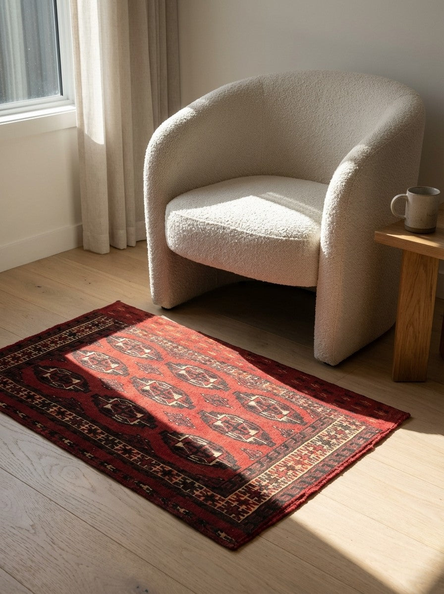Tekke — Hand-knotted, 65x112 cm, Red, 100% Virgin Wool | Detail view