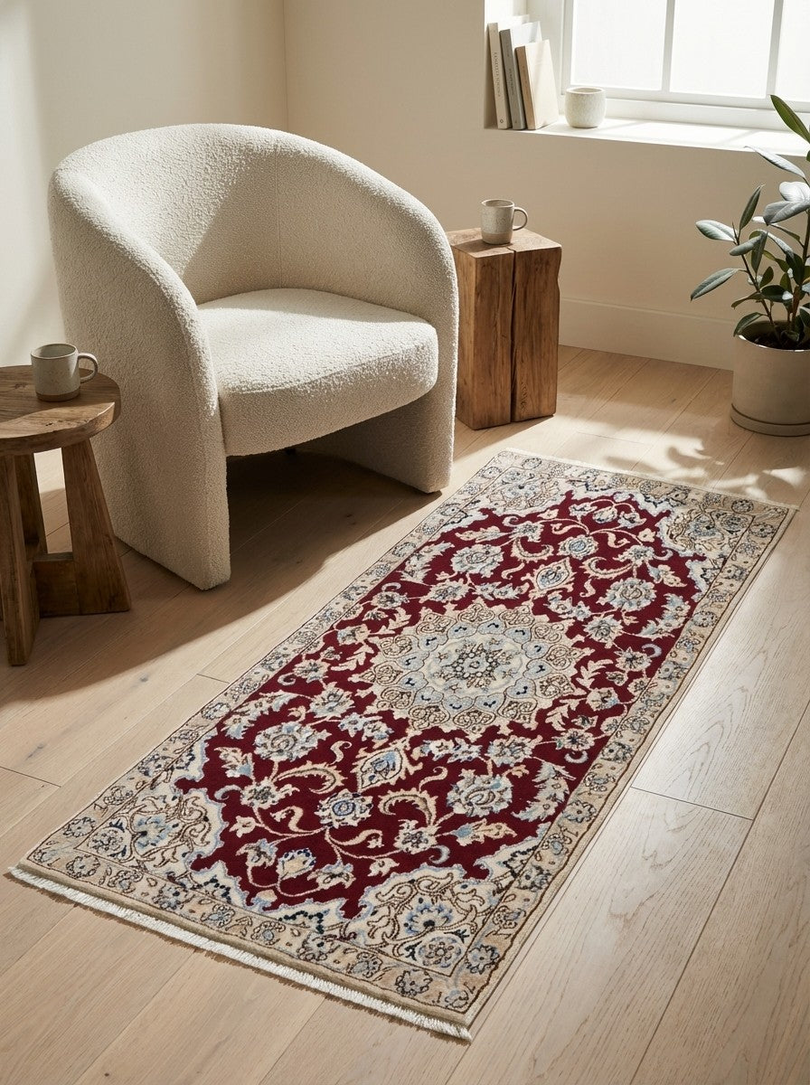 Nain 9La — Hand-knotted, 70x142 cm, Red, 100% Virgin Wool | Detail view