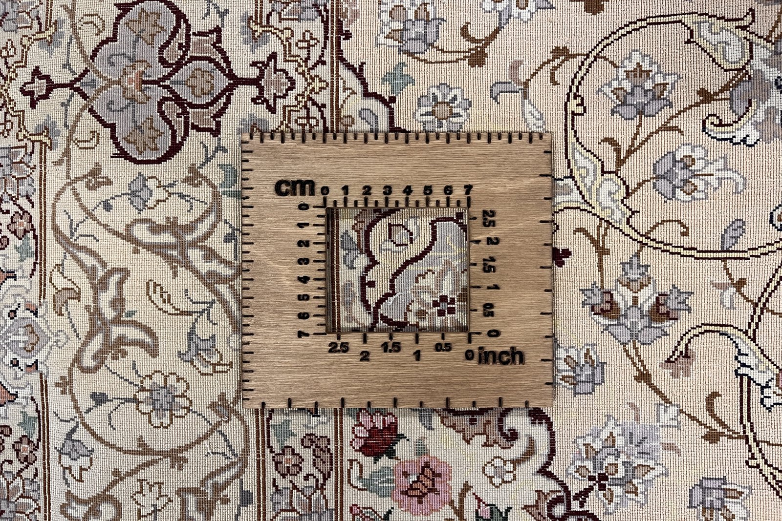 Isfahan — Hand-knotted, 107x167 cm, Beige, 90% Seide, 10% Schurwolle | View 11