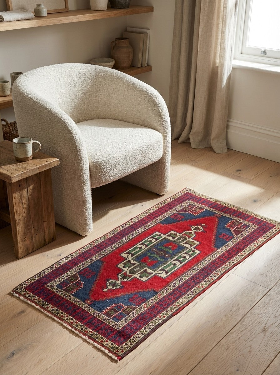 Konya — Hand-knotted, 86x167 cm, Red, 100% Virgin Wool | Detail view