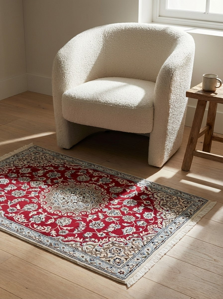Nain 9La — Hand-knotted, 88x133 cm, Red, 100% Virgin Wool | Detail view