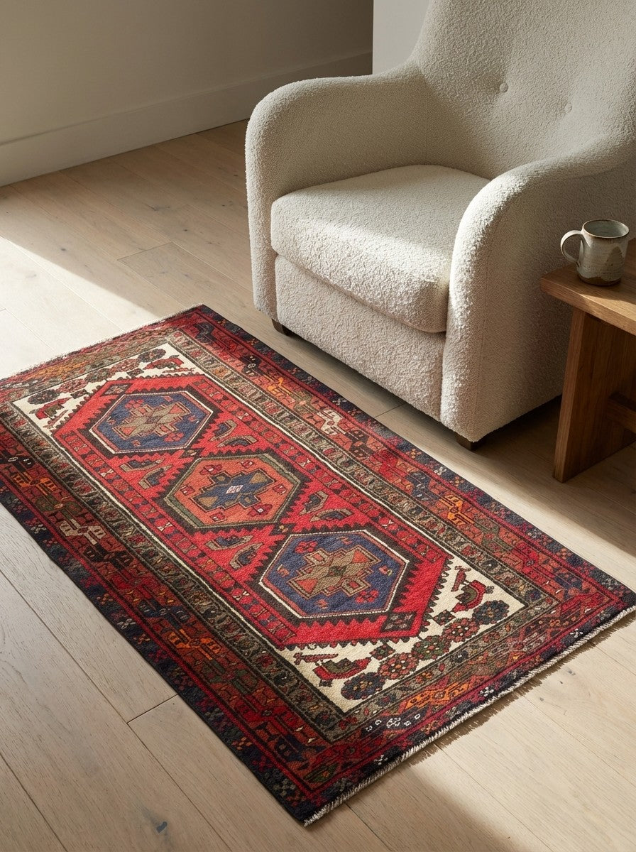 Khamseh — Hand-knotted, 98x192 cm, Red, 100% Virgin Wool | Detail view