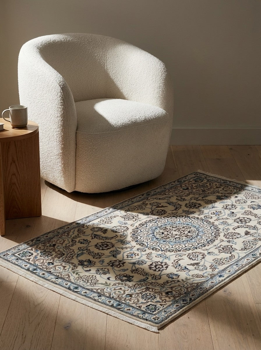 Nain 9La — Hand-knotted, 88x138 cm, Beige, 100% Virgin Wool | Detail view